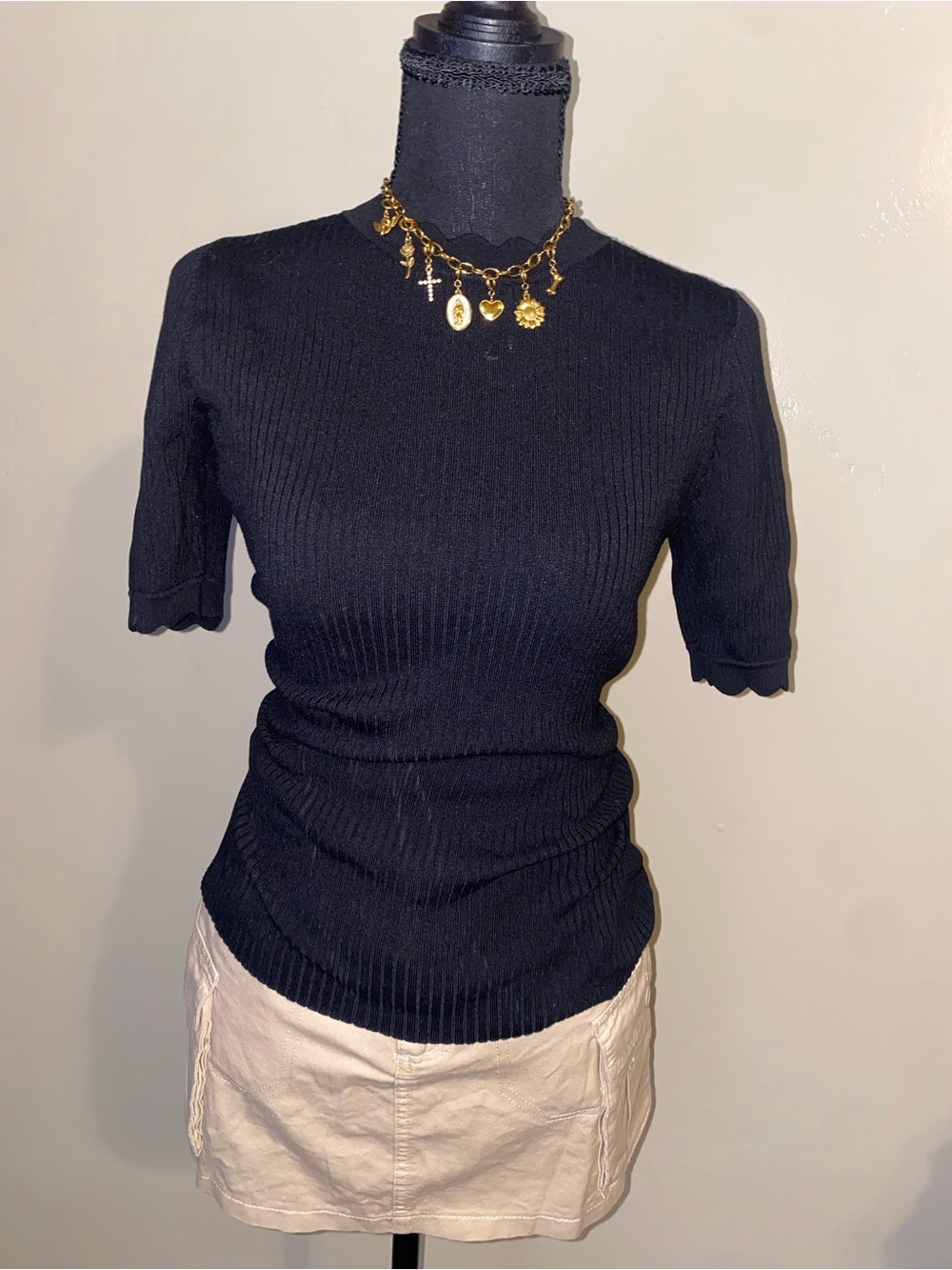 H&M Black Ribbed Short Sleeve Knit Top with Scalloped Edges